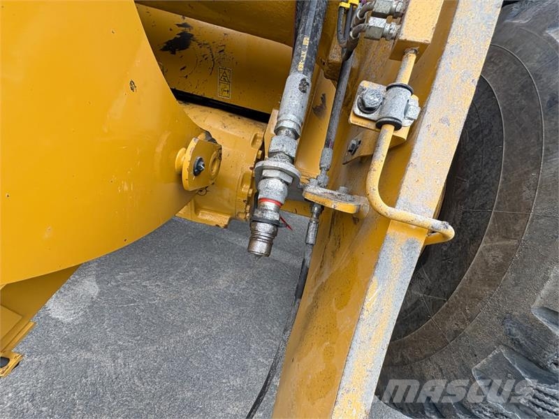 CAT 938 14A hjullaster med skuffe og pallegaffel - går Utovarivači na točkove