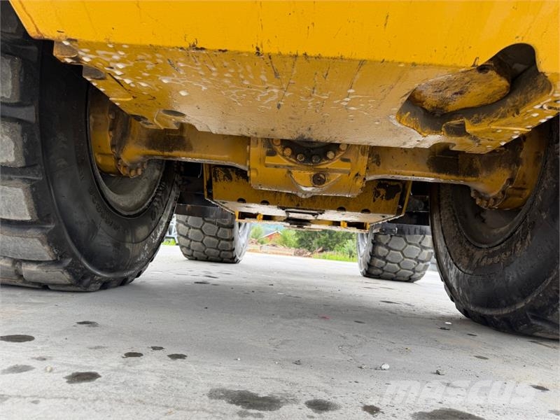 CAT 938m Iekrāvēji uz riteņiem