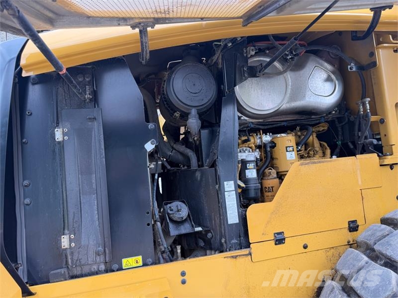 CAT 938m Iekrāvēji uz riteņiem