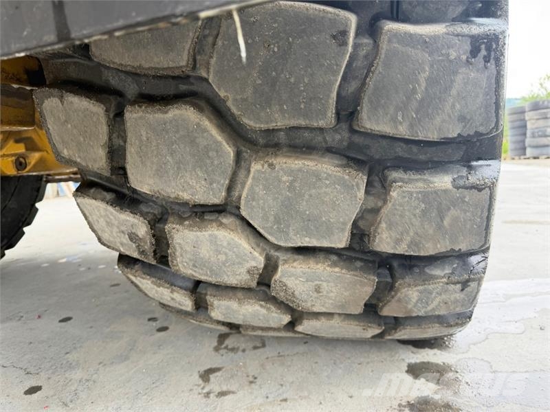 CAT 938m Iekrāvēji uz riteņiem