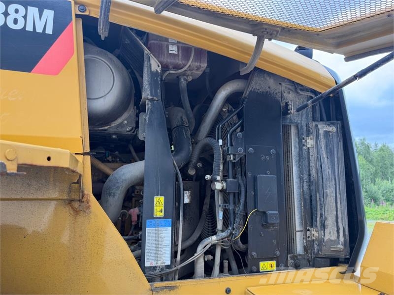 CAT 938m Iekrāvēji uz riteņiem