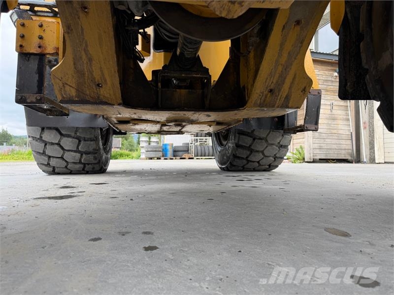 CAT 938m Iekrāvēji uz riteņiem
