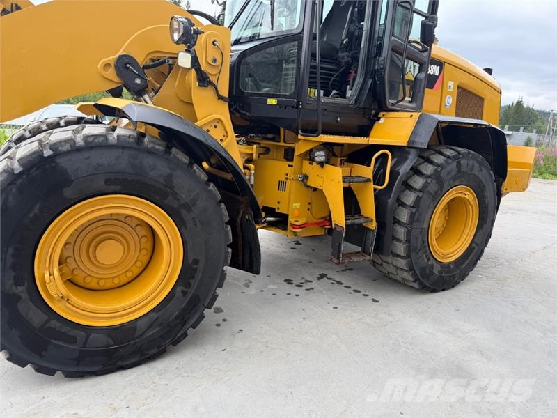 CAT 938m Iekrāvēji uz riteņiem
