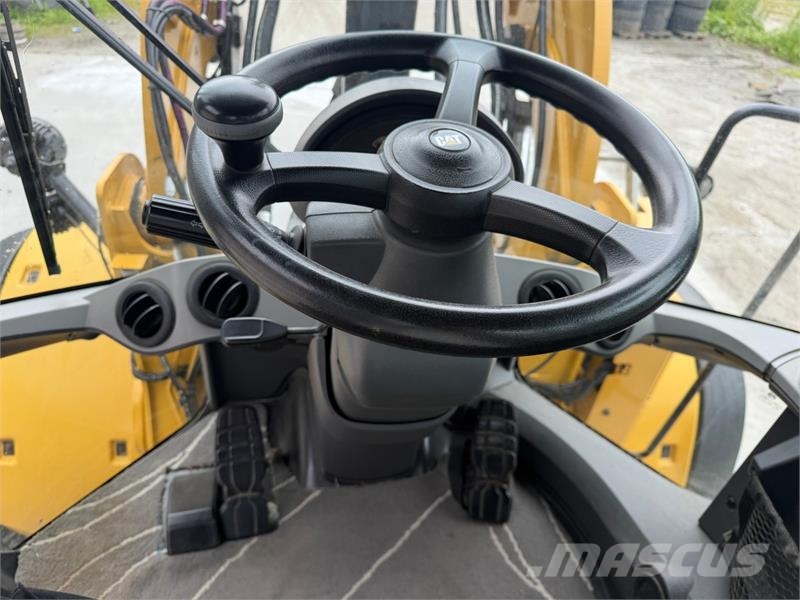 CAT 938m Iekrāvēji uz riteņiem