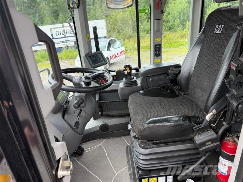 CAT 938m Iekrāvēji uz riteņiem
