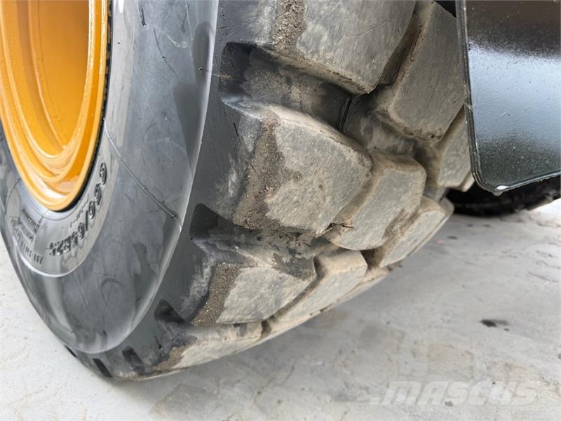 CAT 938m Iekrāvēji uz riteņiem