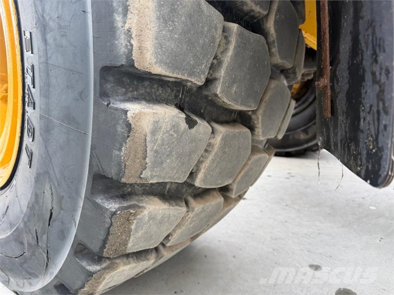 CAT 938m Iekrāvēji uz riteņiem