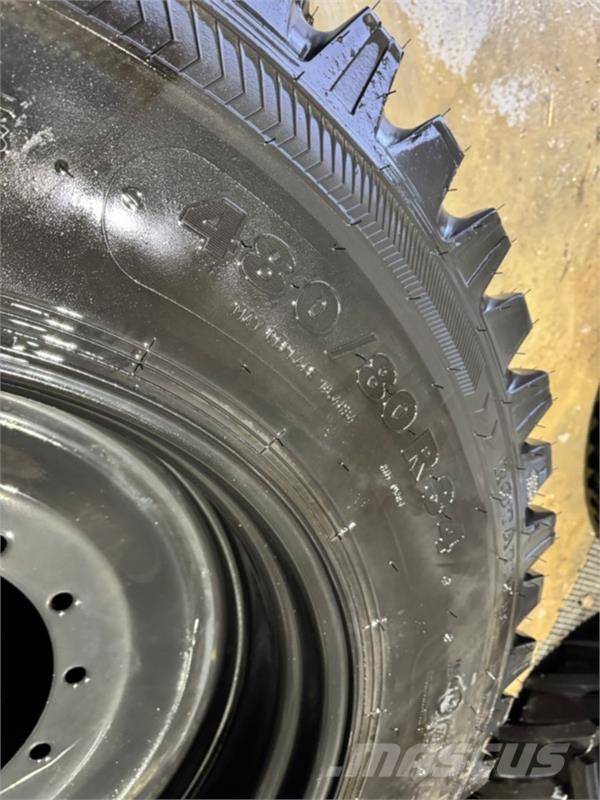 Fendt Nokian vinterhjul 480/80 R34 + 620/80 R42 med pigg Навесное оборудование и запчасти