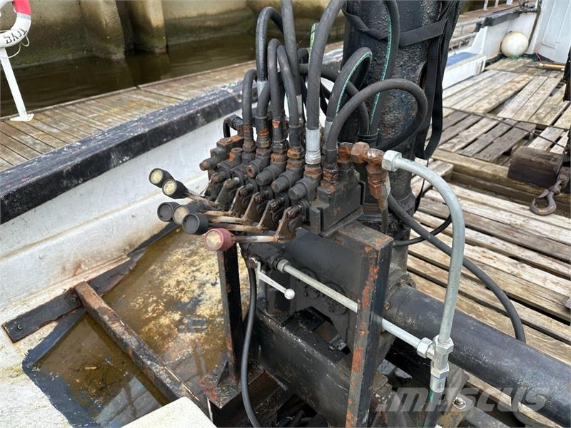 Harding motorisert lekter «Felix» | Kran | Ca. 10 Barche da lavoro, chiatte e pontoni