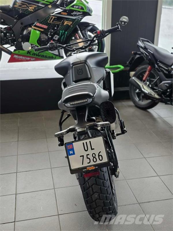 Husqvarna Svartpilen 801 Voiture