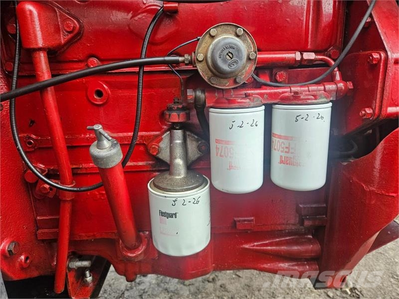 International 585 XL 2WD Tratores Agrícolas usados