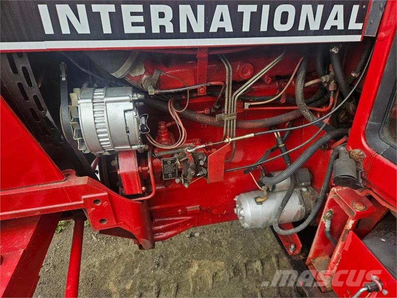 International 585 XL 2WD Tratores Agrícolas usados