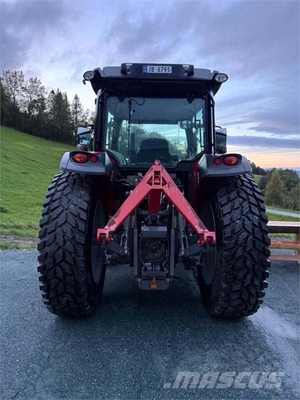 Massey Ferguson 5711 Traktorji