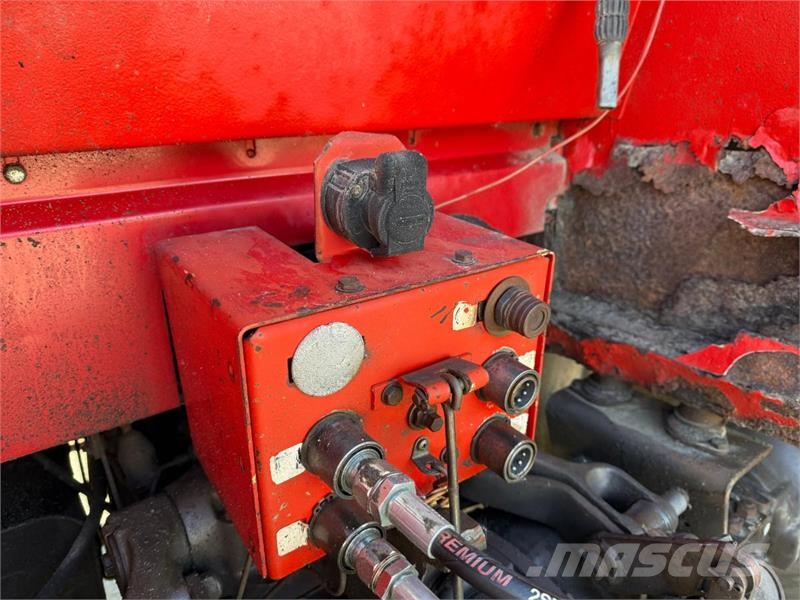 Massey Ferguson 690 Traktori