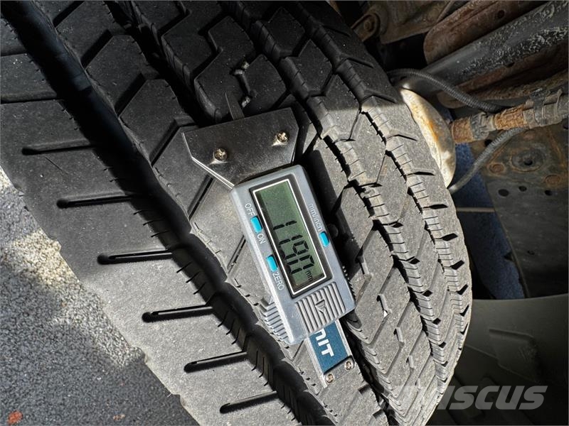 Mercedes-Benz 818L Camiones con caja de remolque