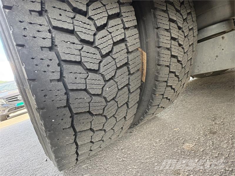 Mercedes-Benz Actros 1833 skapbil/distribusjonsbil, 18 paller -  Camiones con caja de remolque