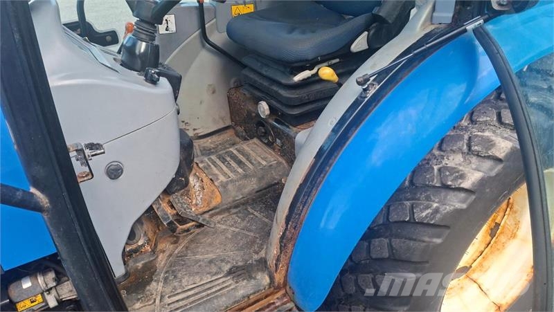 New Holland Boomer 50 med div redskap Traktorji