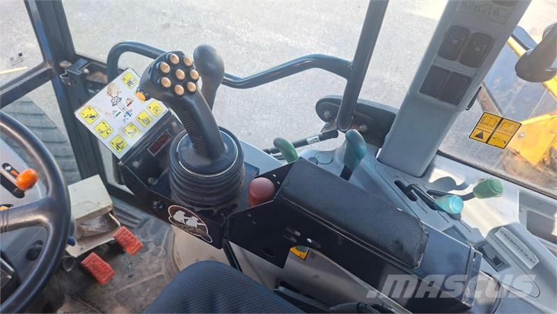 New Holland Boomer 50 med div redskap Traktorji