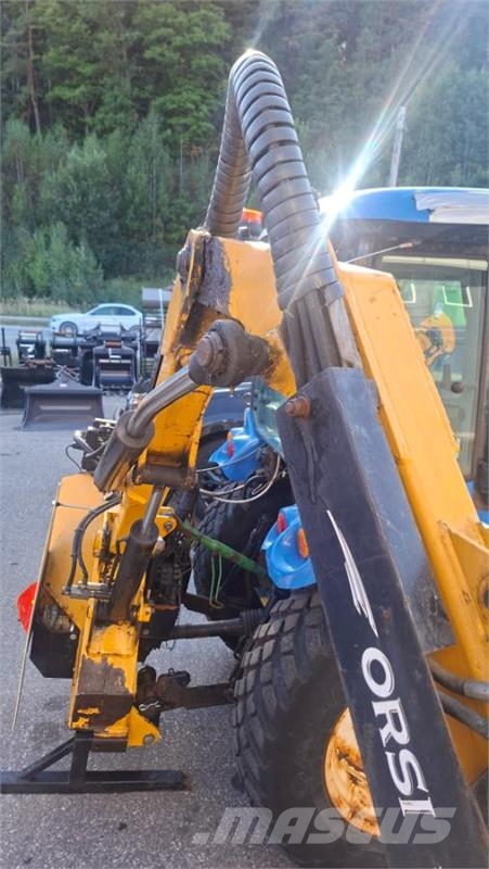 New Holland Boomer 50 med div redskap Traktorji