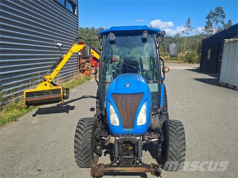 New Holland Boomer 50 med div redskap Traktorji