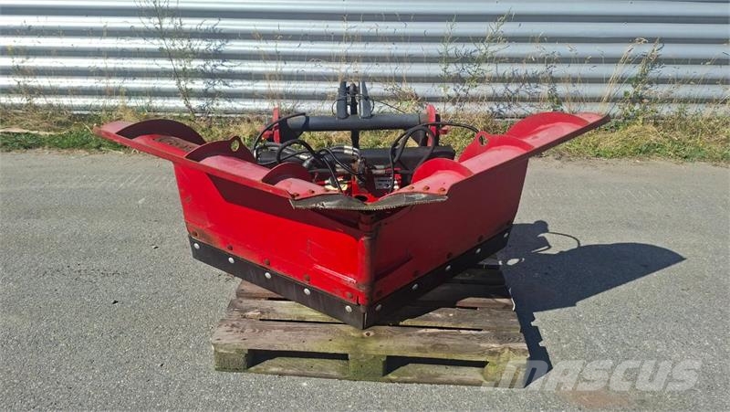 New Holland Boomer 50 med div redskap Traktorji