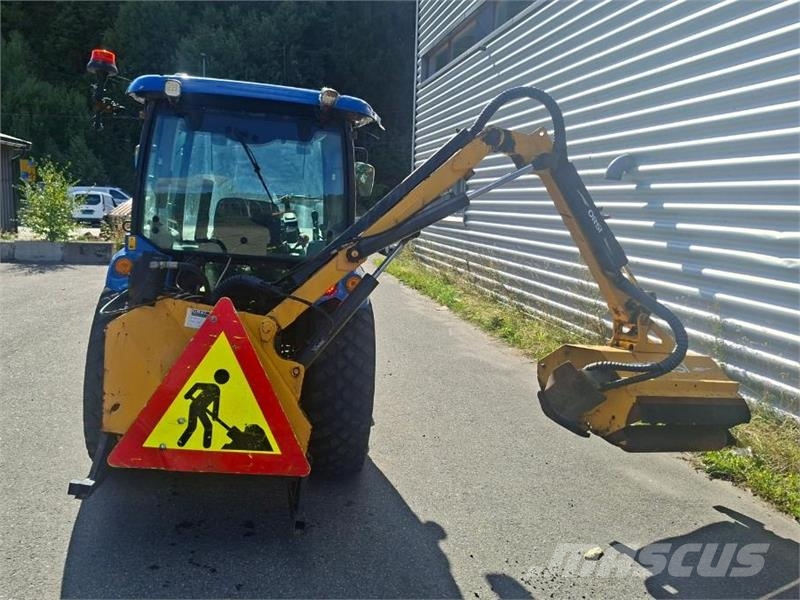 New Holland Boomer 50 med div redskap Traktorji