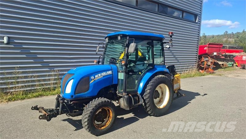 New Holland Boomer 50 med div redskap Traktorji