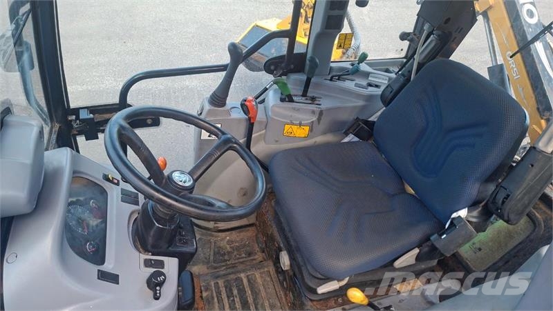 New Holland Boomer 50 med div redskap Traktorji