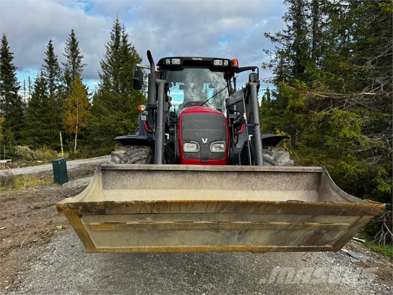 Valtra N141 الجرارات