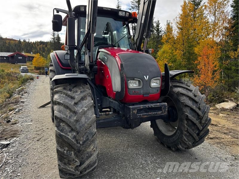 Valtra N141 الجرارات