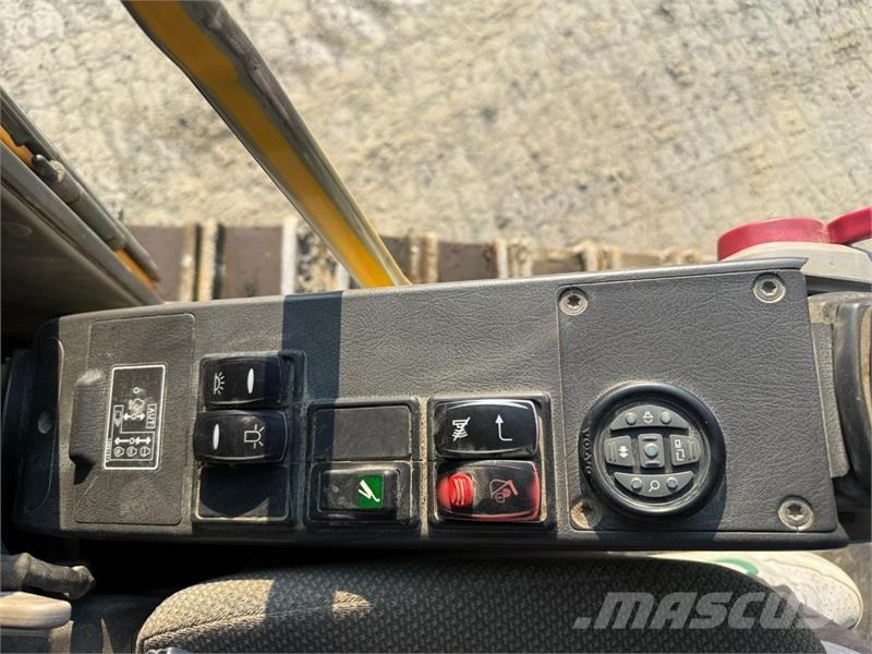 Volvo EC210CL حفارات زحافة
