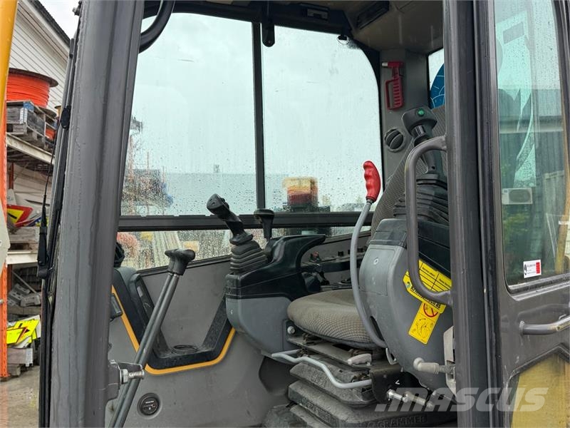 Volvo ECR58D gravemaskin med 3 skuffer - Engcon tiltrota Építőipar - Egyebek