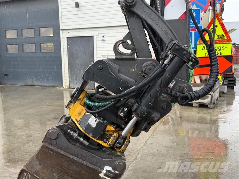 Volvo ECR58D gravemaskin med 3 skuffer - Engcon tiltrota Építőipar - Egyebek