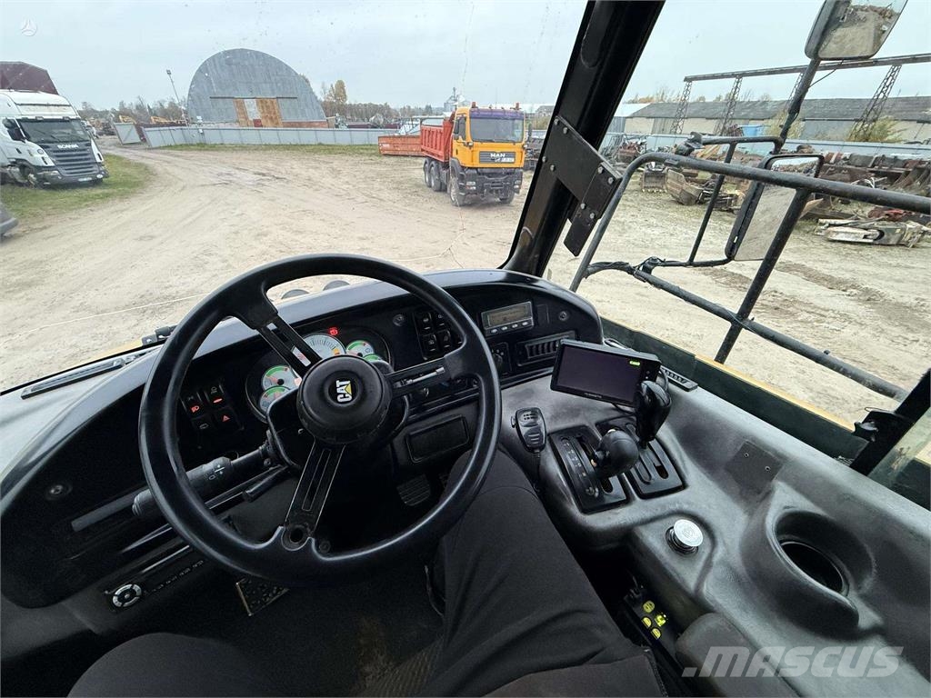 CAT 730 with TAILGATE Зчленовані самоскиди