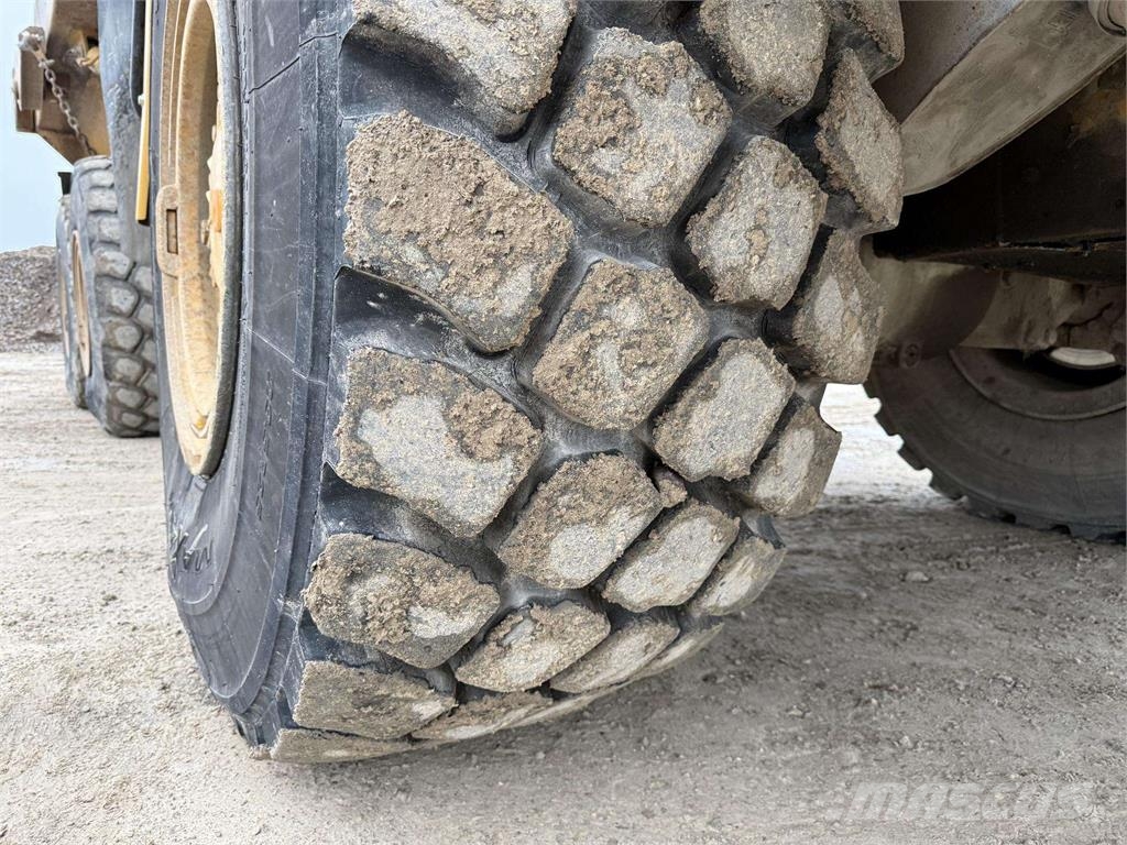 CAT 730 with TAILGATE Зчленовані самоскиди