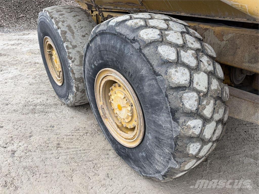 CAT 730 with TAILGATE Зчленовані самоскиди