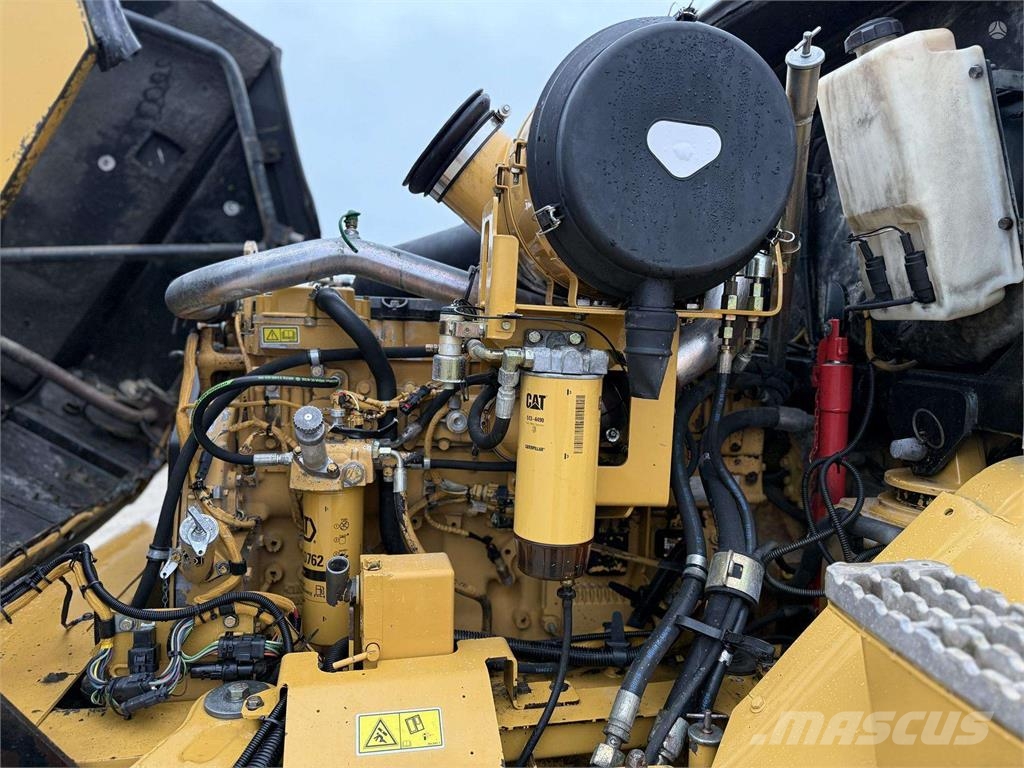 CAT 730 with TAILGATE Зчленовані самоскиди