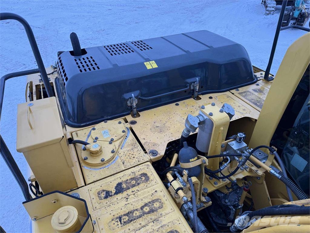 Komatsu HB 215 LC-2 حفارات زحافة