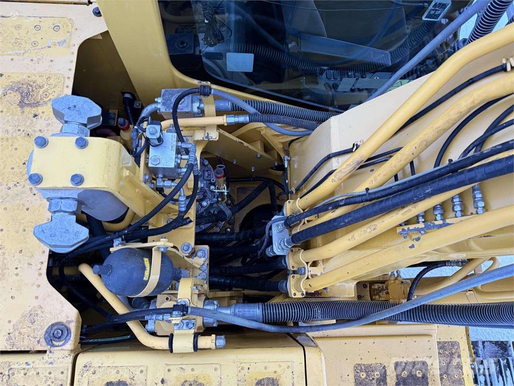 Komatsu HB 215 LC-2 حفارات زحافة
