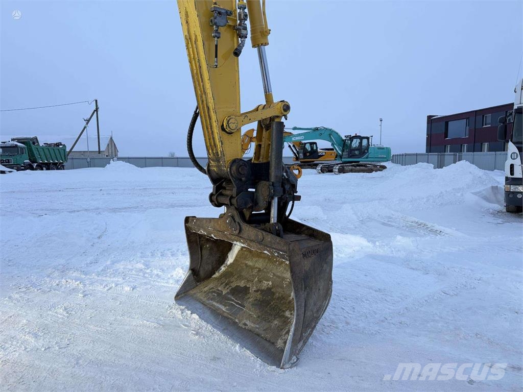 Komatsu HB 215 LC-2 حفارات زحافة