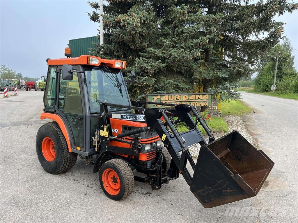 Kubota ST-30 Traktori