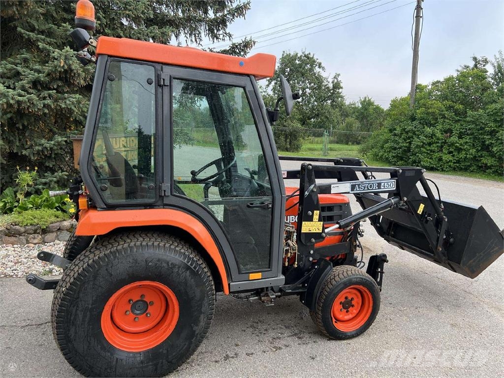 Kubota ST-30 Traktori