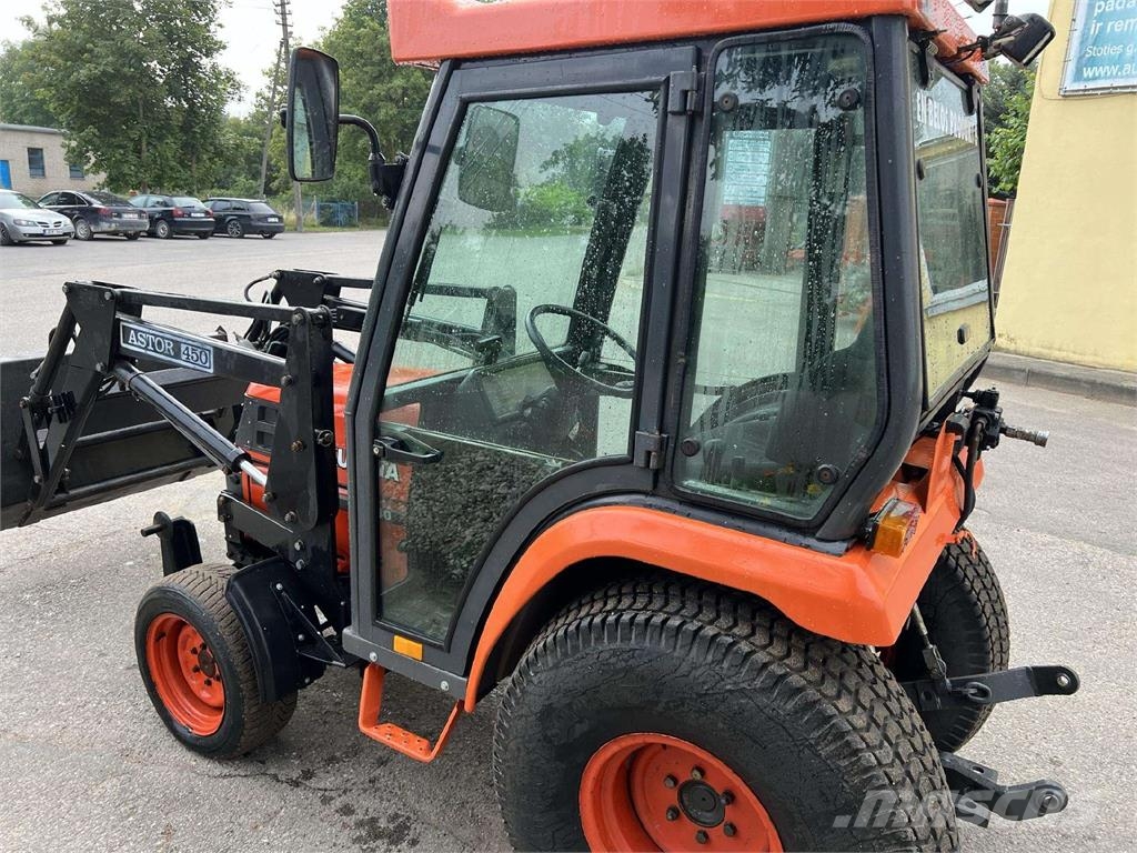 Kubota ST-30 Traktori
