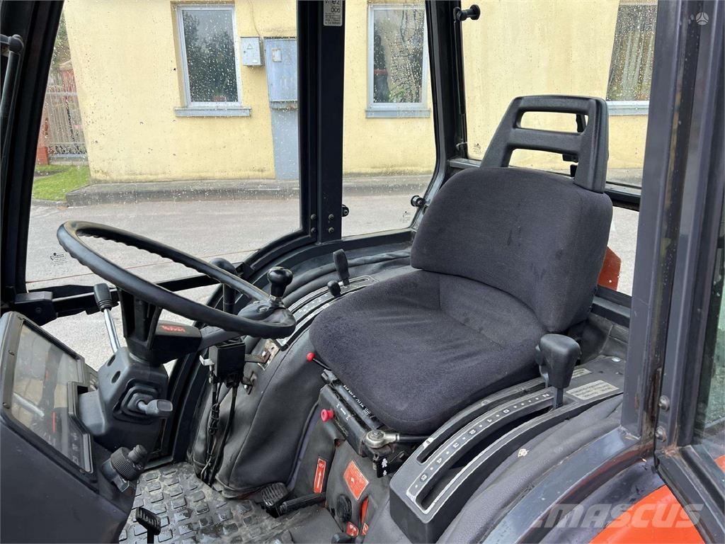 Kubota ST-30 Traktori