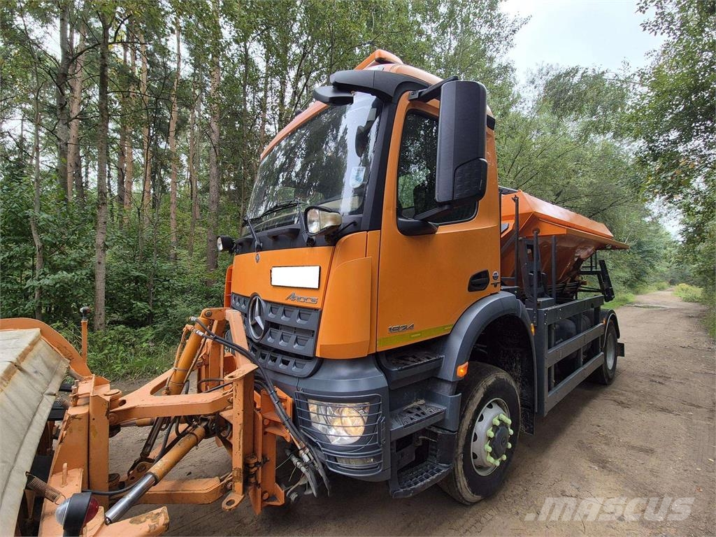 MB Trac Arocs 4x4 Снежные отвалы и плуги