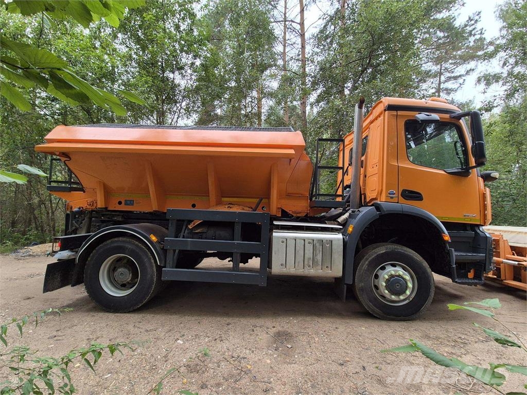 MB Trac Arocs 4x4 Снежные отвалы и плуги