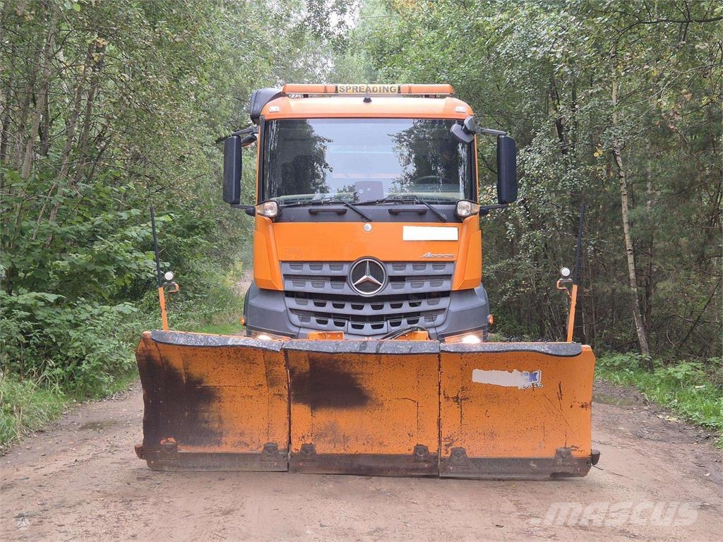 MB Trac Arocs 6x6 Schneeschilde und -pflüge