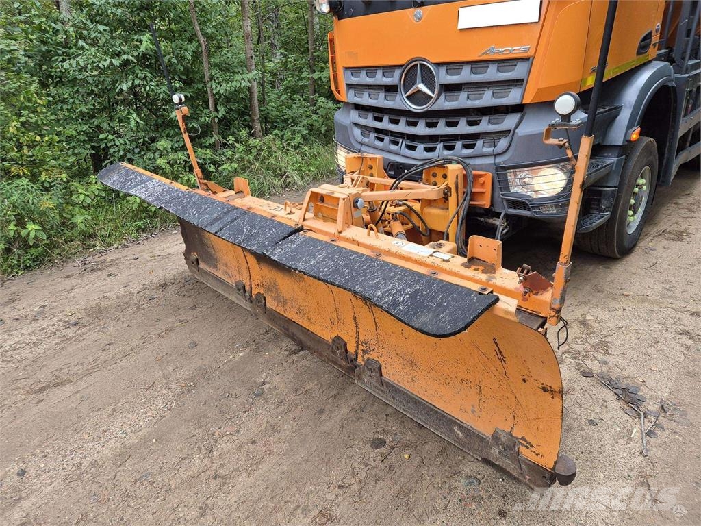 MB Trac Arocs 6x6 Schneeschilde und -pflüge