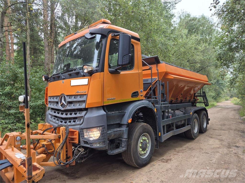 MB Trac Arocs 6x6 Schneeschilde und -pflüge