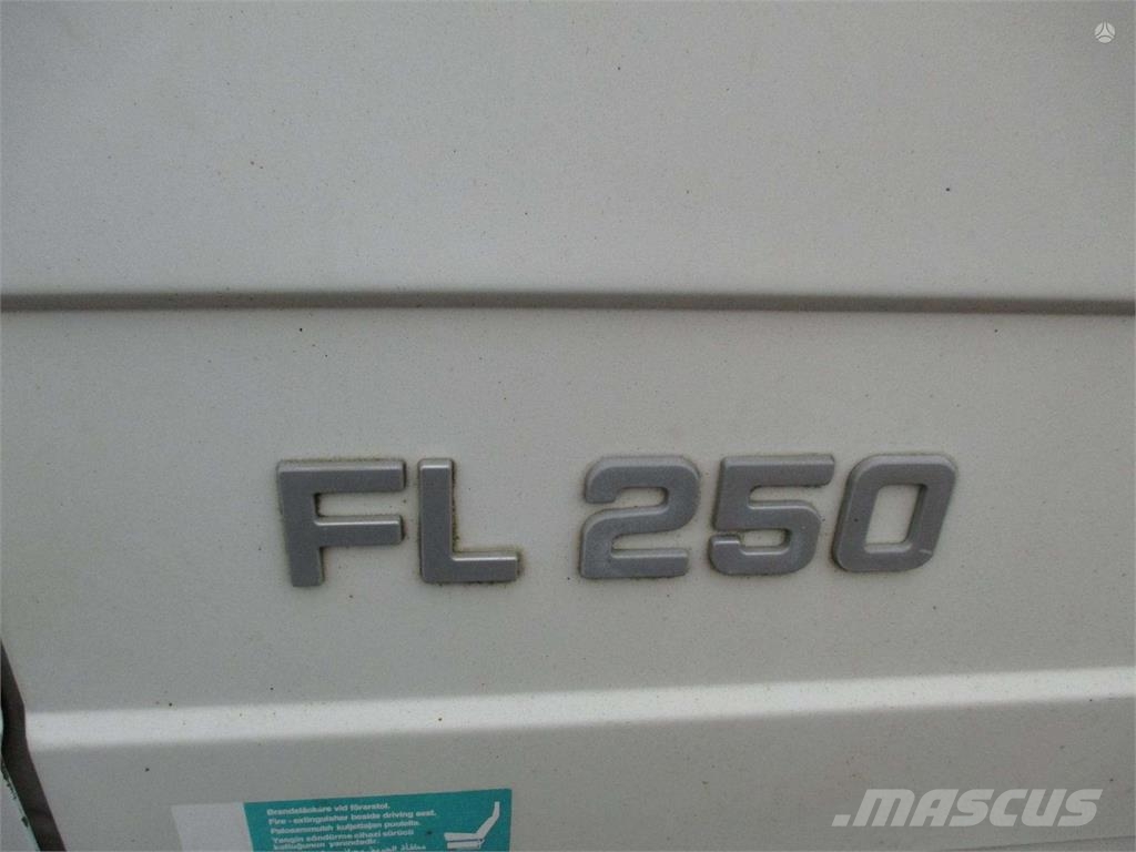Volvo FL6 Camiones de caja de lona